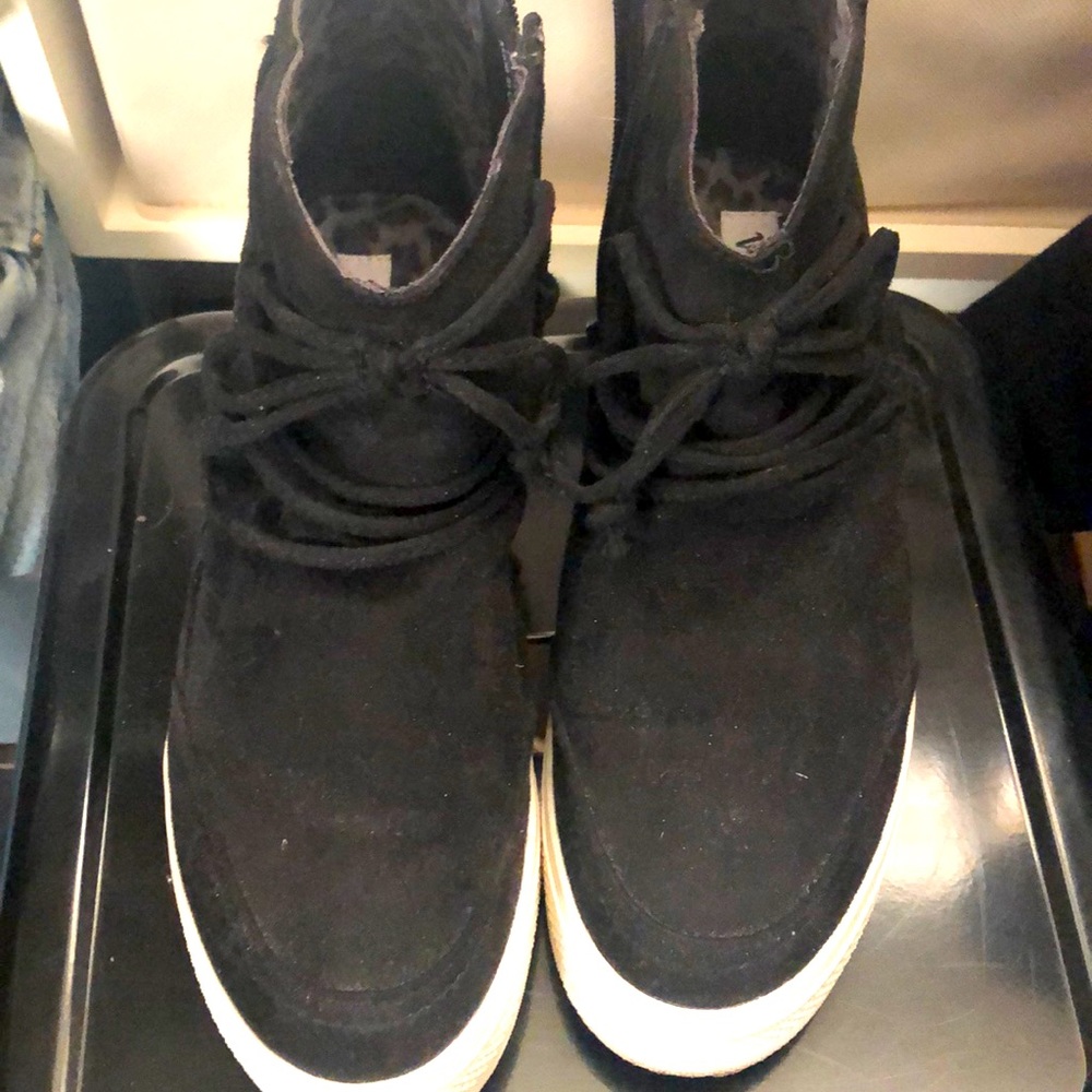 Suede wedge sneaker